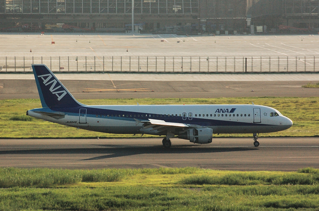 ANA A320-200(JA8946)　右側