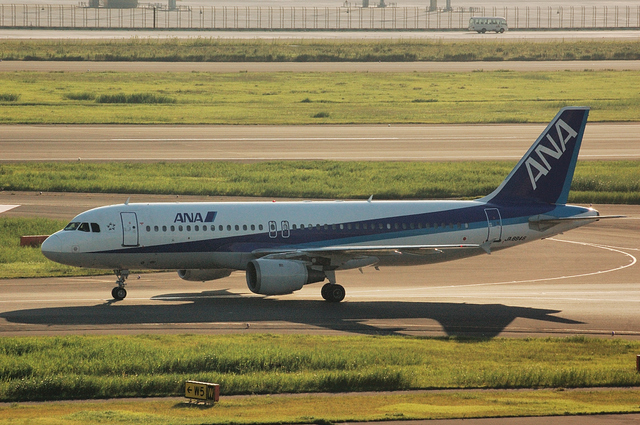 ANA A320-200(JA8946)　左側