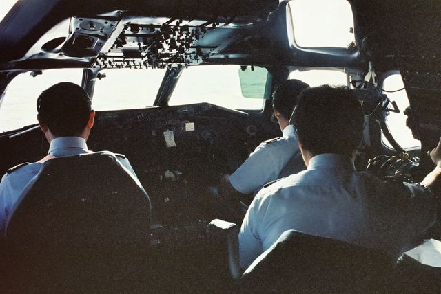 飛行中のDC-8のコックピット