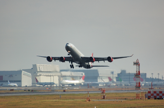 Virgin Atlantic Airbus A340-600 離陸