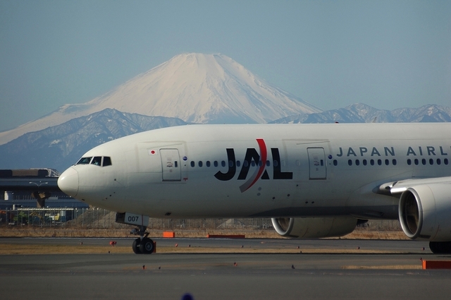 JALのBoeing777と富士山