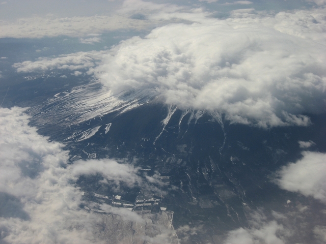雲に隠れた富士山