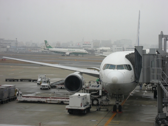 福岡空港に到着したBoeing767-300(JA8578）