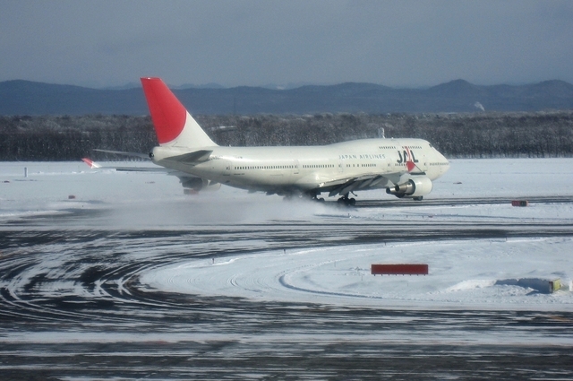 JAL Boeing747-400と雪煙
