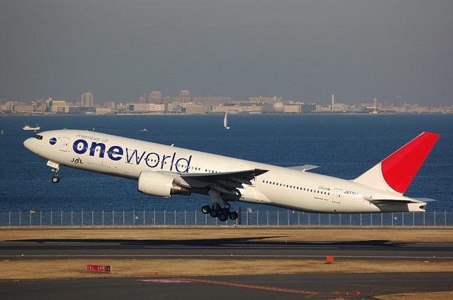 ONE WORLD Boeing777 Take Off