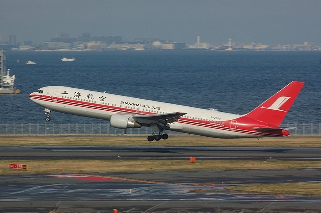 上海航空のBoeing767-300ER　Take Off