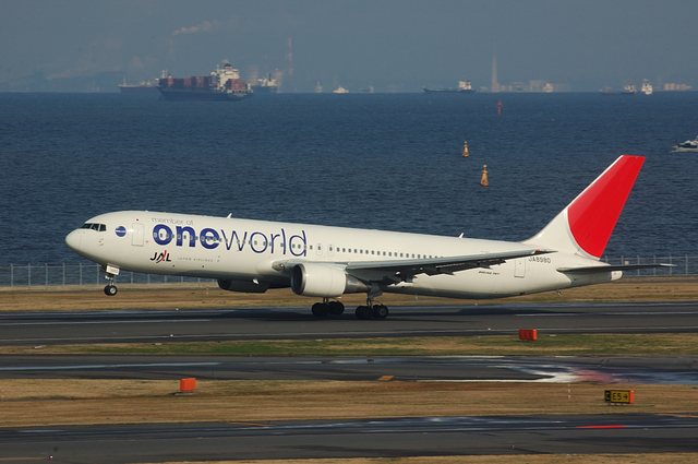 ONE WORLD Boeing767 Take Off