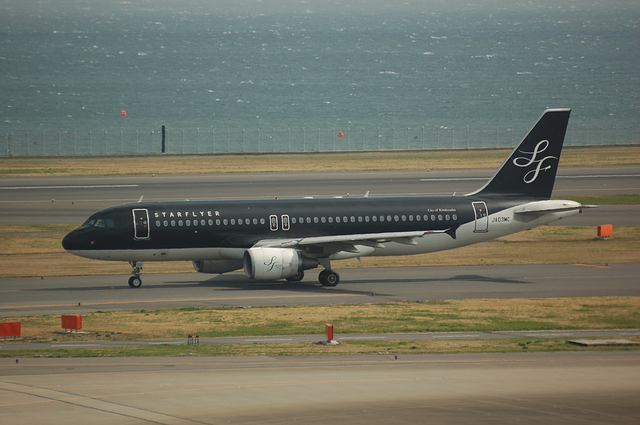 SFJ Airbus A320 Taxi to runway