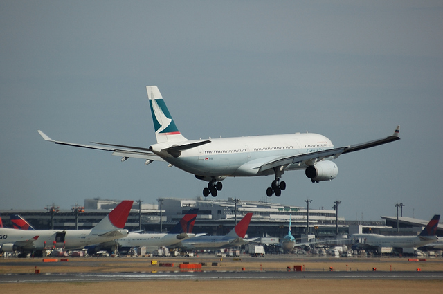 CATHAY PACIFIC Airbus A330-300 Landing 3