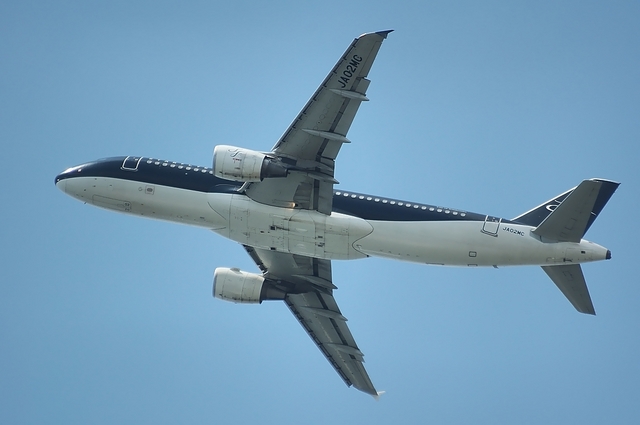 RWY16Rを離陸するSFJ Airbus A320 3