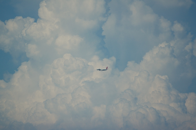 入道雲と飛行機　３