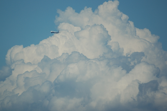 入道雲と飛行機　４