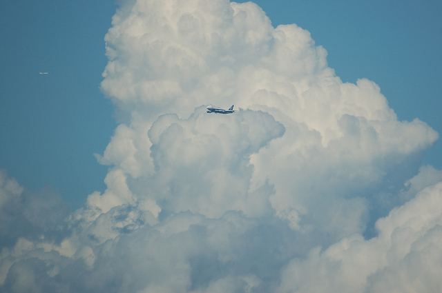 入道雲と飛行機　５