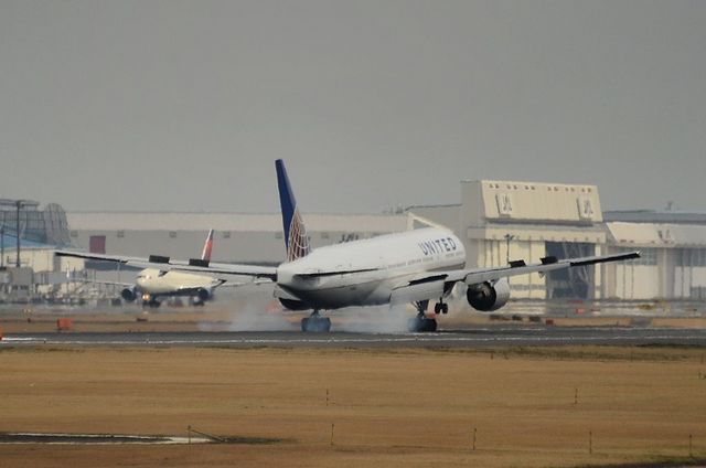 UNITED B772ER 4