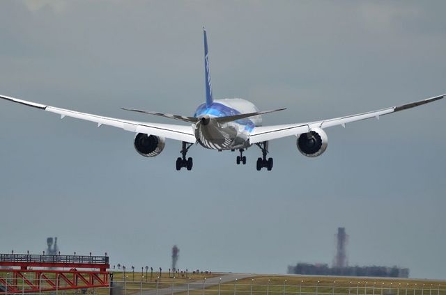 B787 滑走路末端を通過