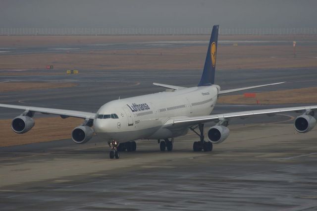 LH A340 Taxing