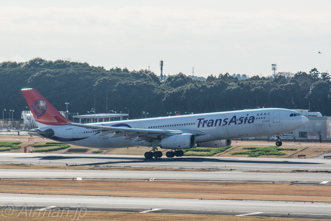 トランスアジア航空 A321 スケール1:100とVair 飛行機模型-